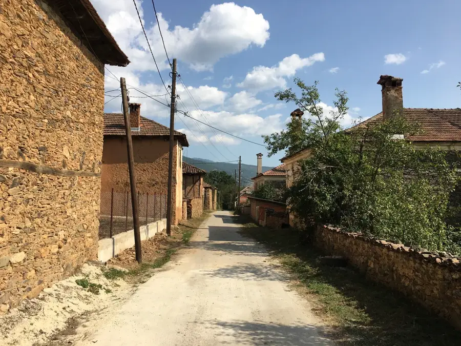 Oszlomeji-tó — Dolneni falu (Észak-Macedónia)