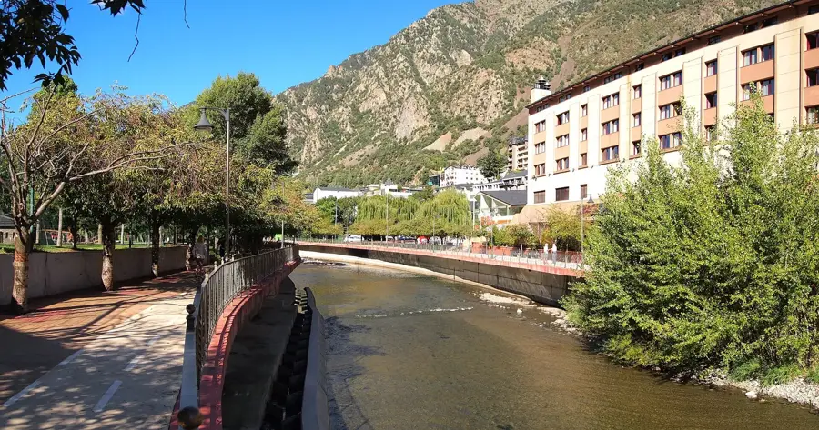 Mauereidechse an Steinmauern — Parc Central Gebiet (Andorra)