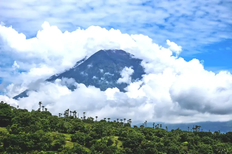 Vulcanul Agung — Insula Komodo (Indonezia)