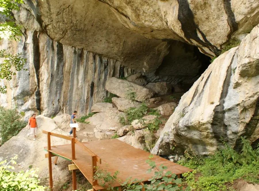 Pëllumbas Cave