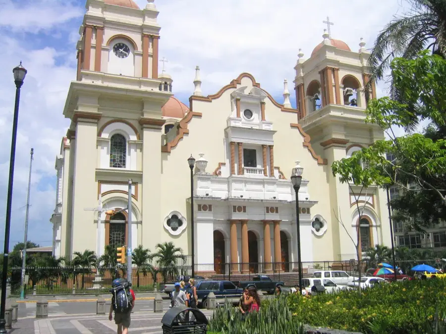 San Pedro Sula-i régi vasútállomás — Masca-barlangok (Honduras)