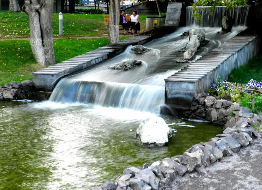 Lovers' Park — Republic Square (Armenia)