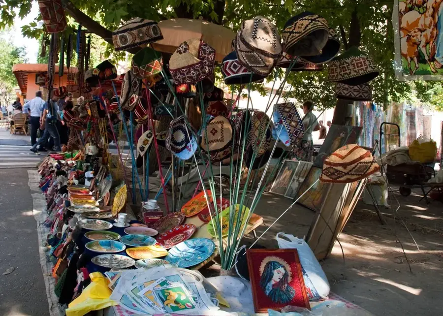 Yerevan Vernissage — Republic Square (Armenia)