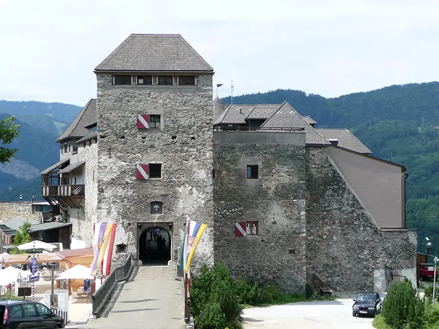Burg Oberkapfenberg — Burg Golling (Österreich)