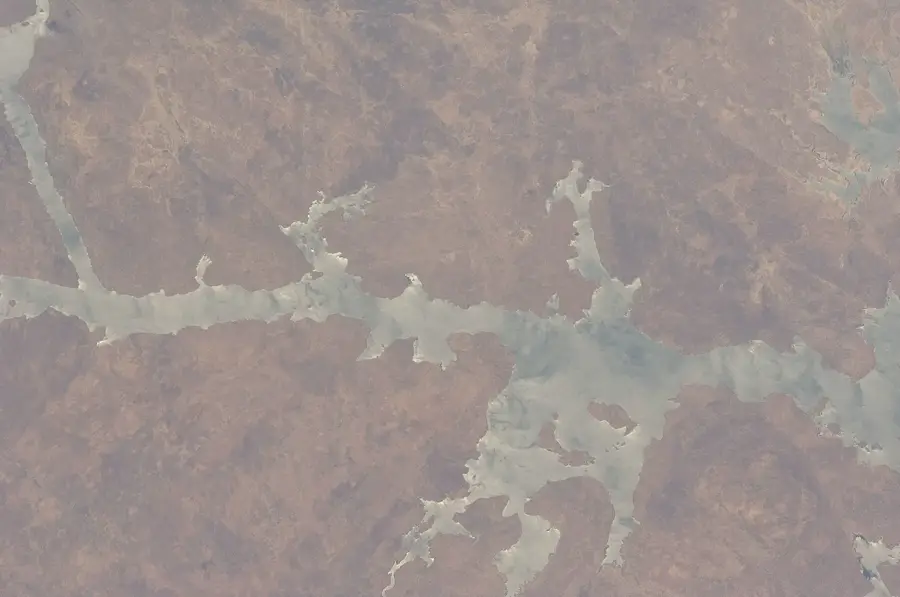 Lacul de acumulare Cahora Bassa — Barajul Cahora Bassa (Mozambic)