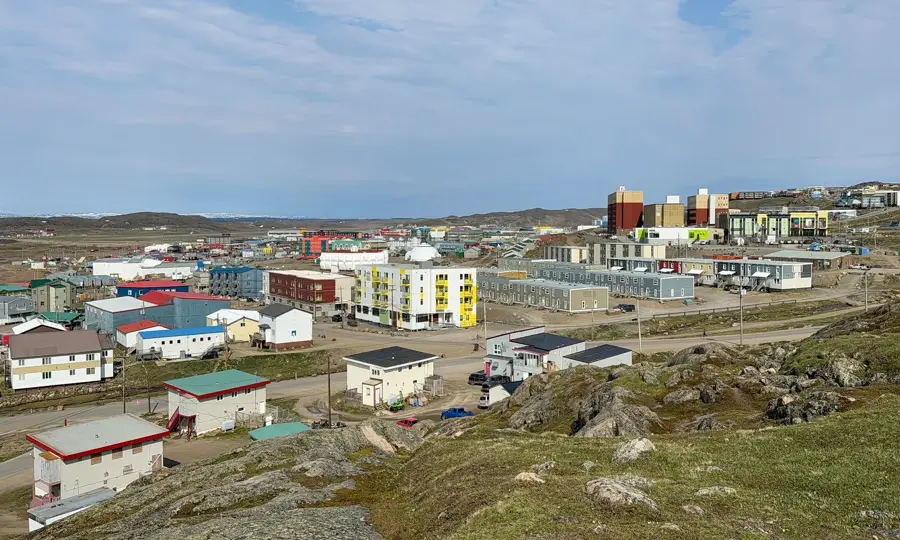 Iqaluit — Niagara Falls (Canada)