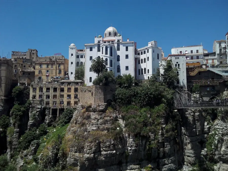 Hubul Farmaceutic Constantine — Monumentul Eroilor din Constantine (Algeria)