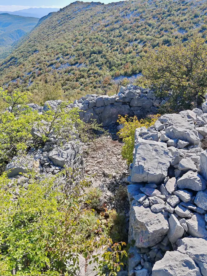 Vrh, Krk — Rada'a (Yemen)