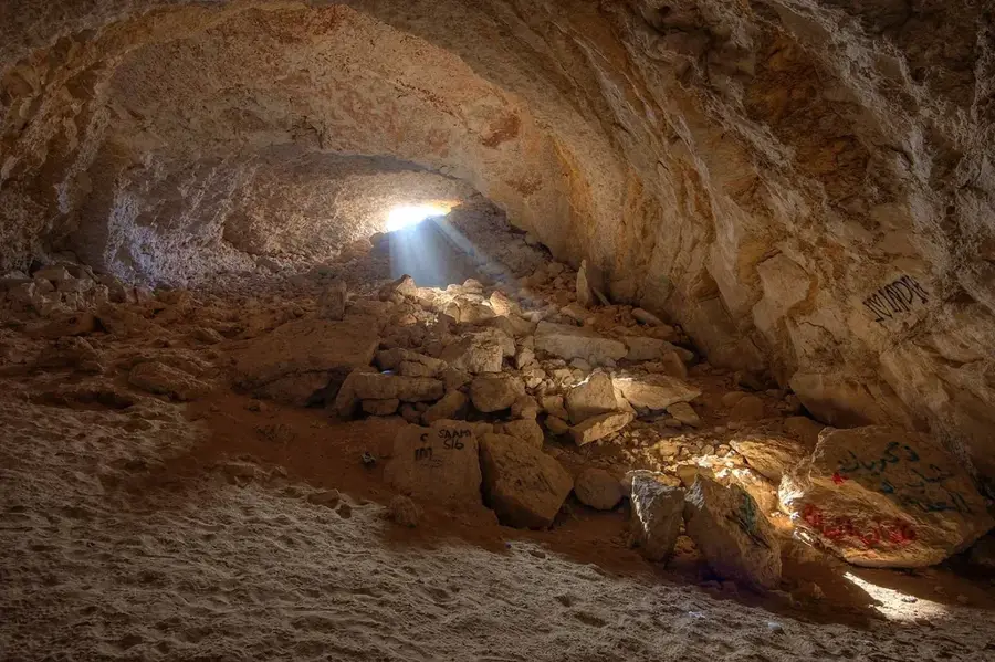 Dahl Al Misfir Cave — Zekreet Fort (Qatar)
