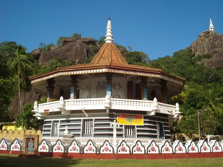 Dimbulagala Raja Maha Vihara — Trincomalee (Sri Lanka)