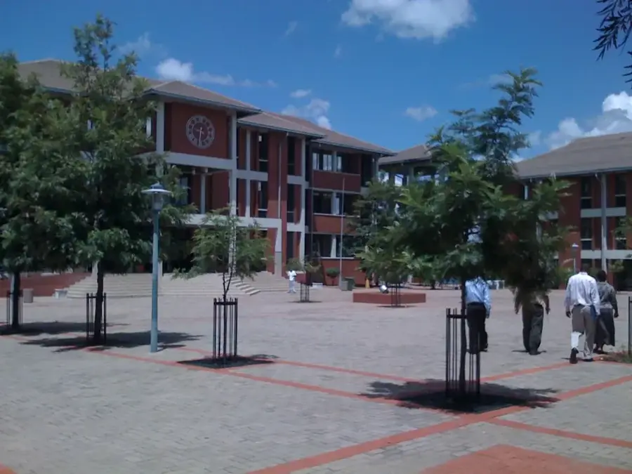 Francistown régi aranybányái — Francistown Vasútállomás (Botswana)