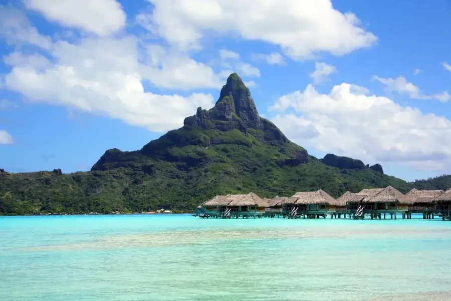 Mount Otemanu — Bora Bora Leopard Ray Trench (French Polynesia)