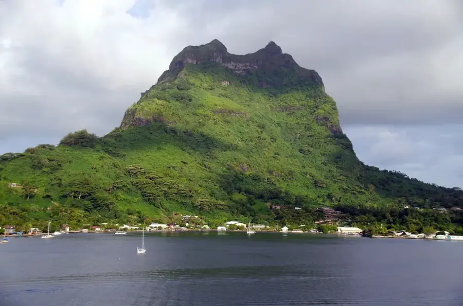 Mount Pahia — Bora Bora Leopard Ray Trench (French Polynesia)