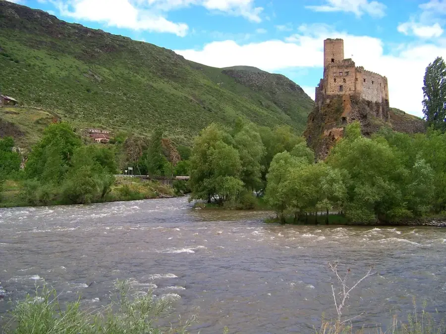 Khertvisi Fortress — Lake Arpi (Armenia)
