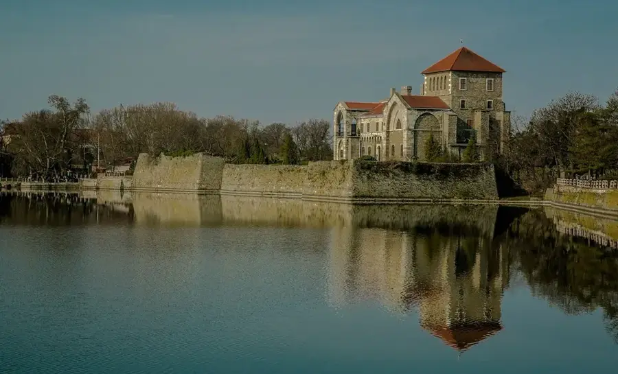 Burg von Tata — Bokoder See (Ungarn)