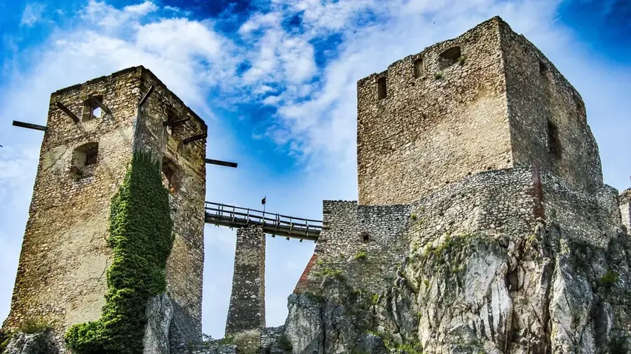 Burg Csesznek — Kisbér (Ungarn)