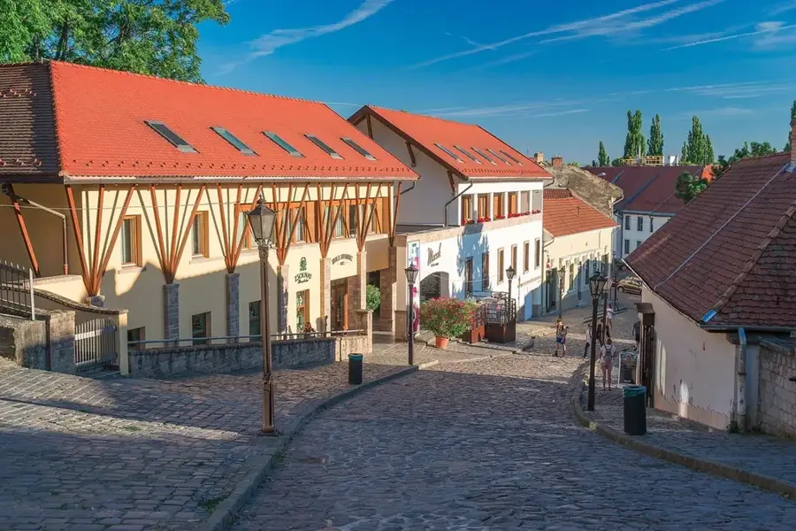 Burg Eger — Alsózsolca (Ungarn)