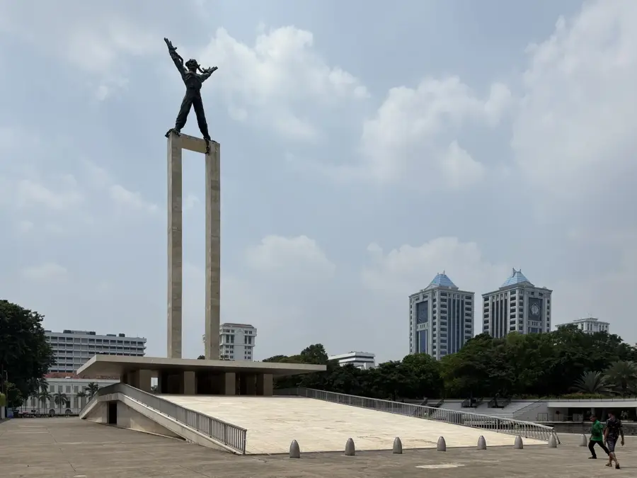 Independence Monument — Palais du Peuple (Guinea)