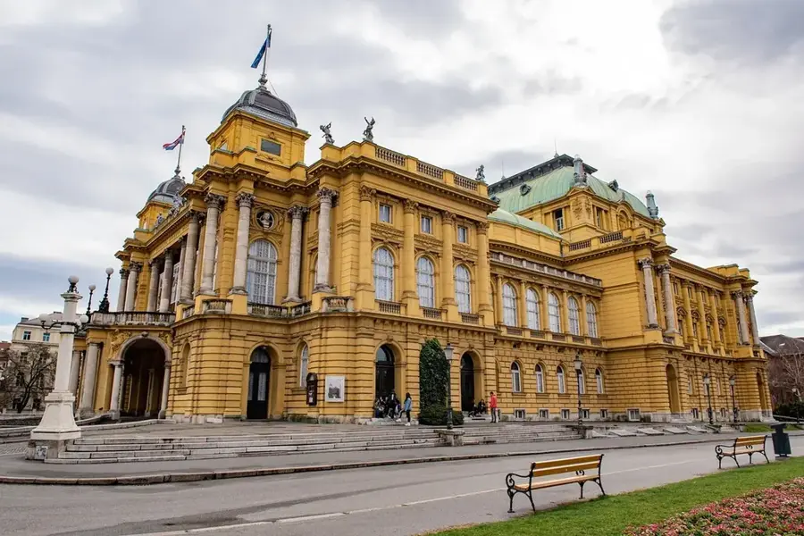 Nationales Opernhaus Kirgisistan — Siegesplatz (Kirgisistan)