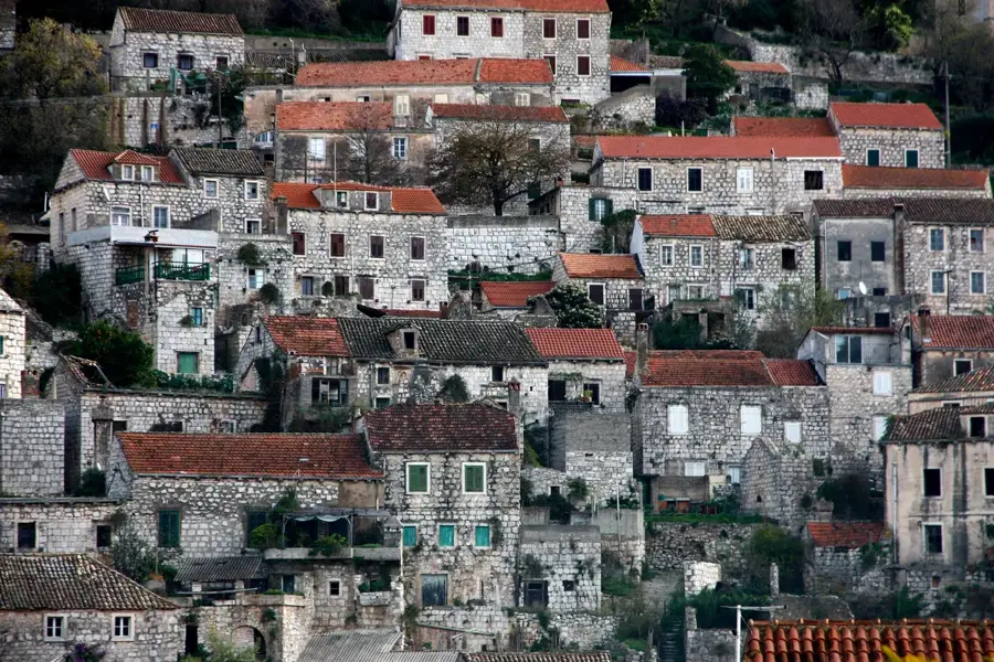 Lastovo (Stadt) — Farasan (Saudi-Arabien)