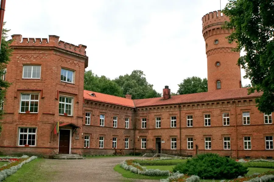 Raudonė Castle