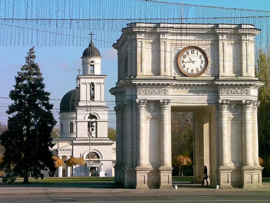 Chisinau Triumphal Arch — Chisinau City Hall (Moldova)