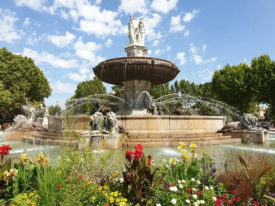 Historischer Brunnen an der Mairie — Platz der Gemeinde (Monaco)