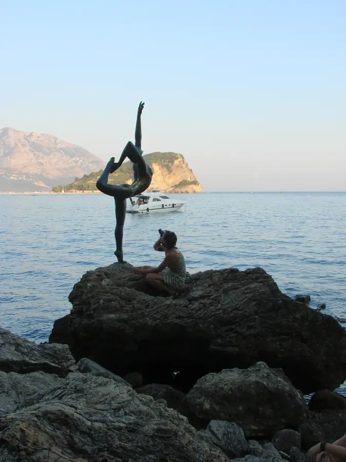Statuia Balerinei din Budva — Podișul Miločer (Muntenegru)