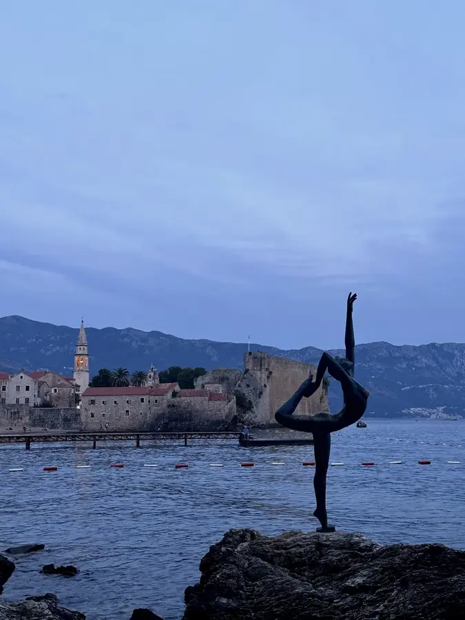 Biserica Sfânta Treime Budva — Podișul Miločer (Muntenegru)