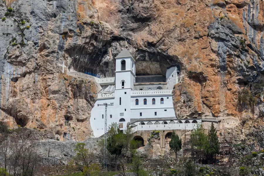 Mănăstirea Ostrog de Jos — Mănăstirea Ostrog (Muntenegru)