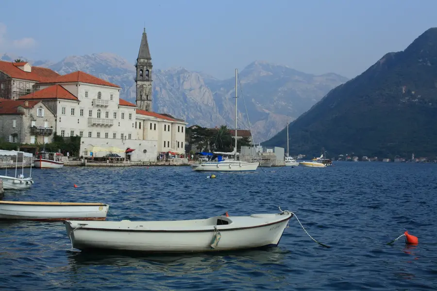 Szent Miklós templom Perast — Buca nyári palota (Montenegró)