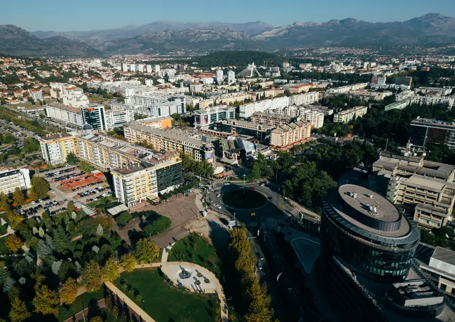 Centrul comercial Podgorica — Peștera Lipa (Muntenegru)