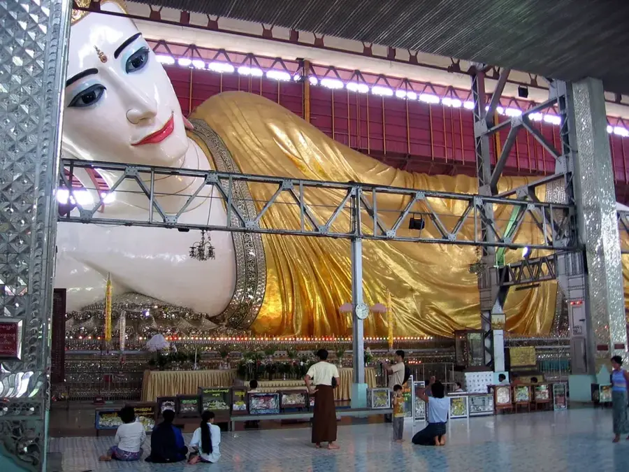 Chaukhtatgyi-Buddha — Sule-Pagode (Myanmar)