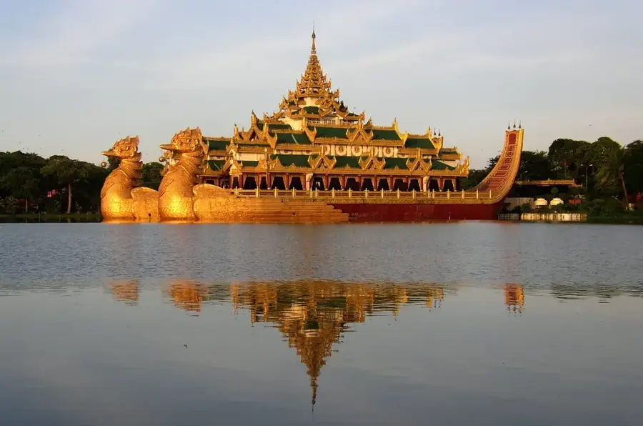 Karaweik-Palast — Sule-Pagode (Myanmar)