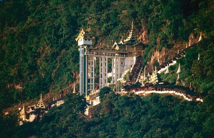 Pindaya-Höhlen — Muse (Myanmar)