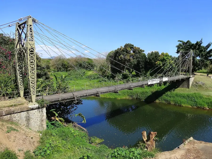 Marguerite-Brücke in La Foa — Alte Post von Moindou (Neukaledonien)