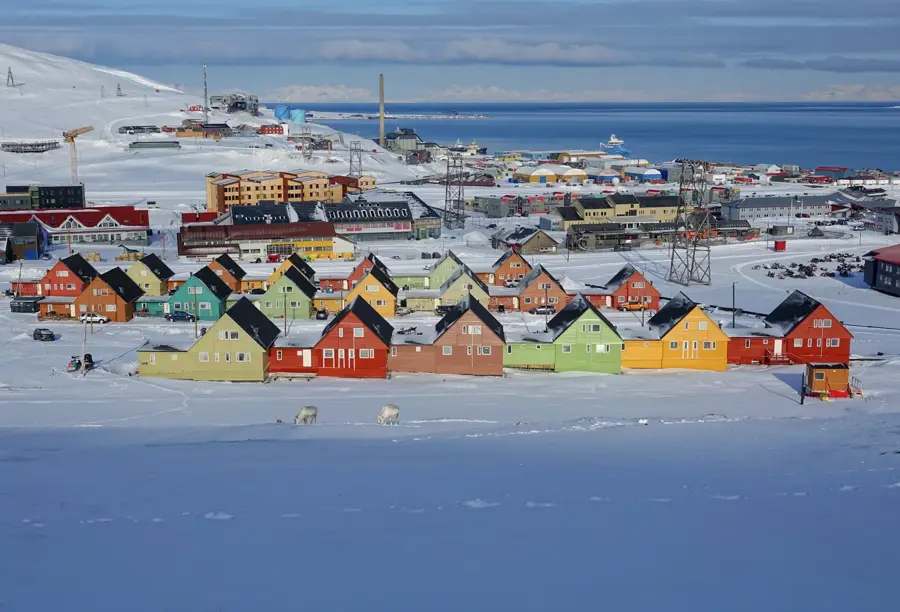 Longyearbyen — Golconda Fort (India)
