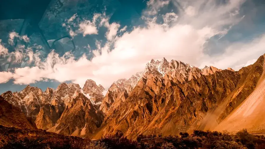 Gilgit — Lacul Wular (India)