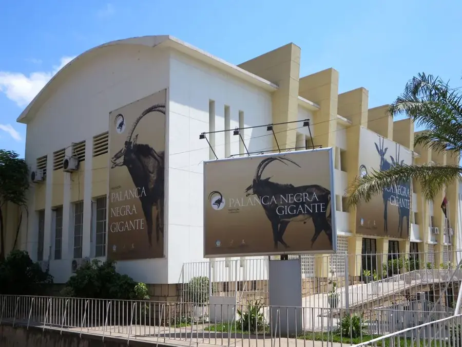 Palatul de Fier — Cimitirul Alto das Cruzes (Angola)
