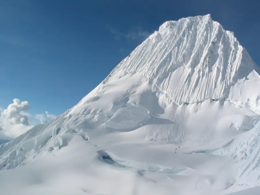 Alpamayo — Chopicalqui (Peru)