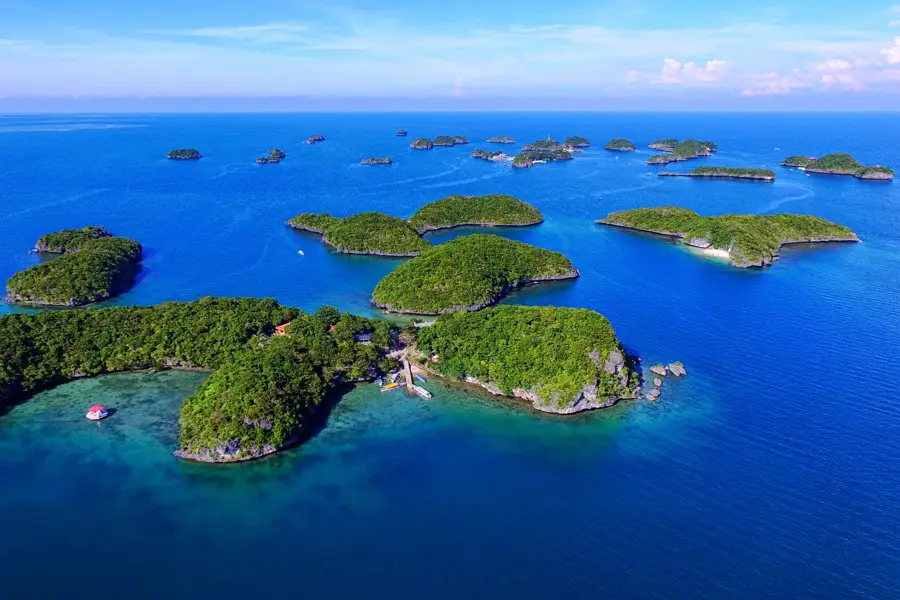 Hundred Islands (Alaminos) — Mount Pulag (Philippines)