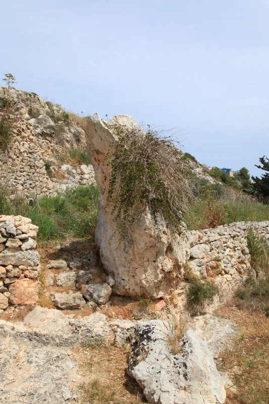 Menhirul din Kirkop — Mqabba (Malta)