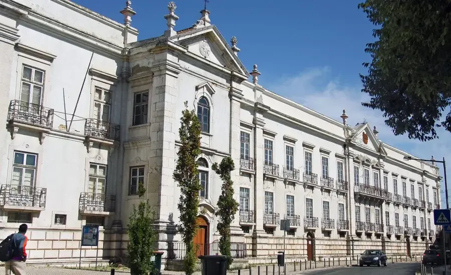 Játszótér a Praça dos Heróis-nál — Amílcar Cabral Egyetem (Bissau-Guinea)