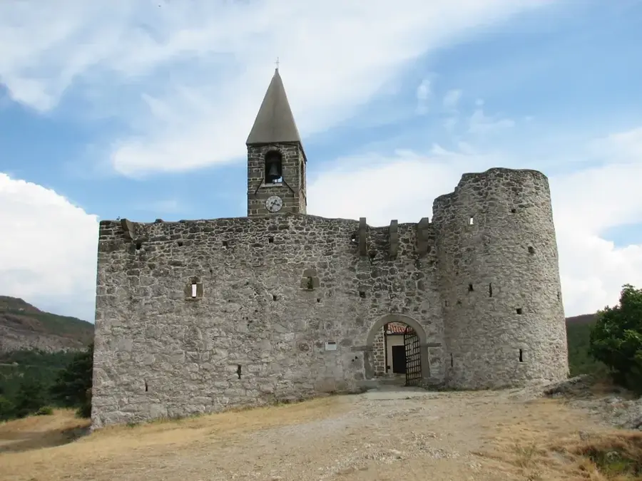 Hrastovljei erődtemplom — Muggia (Olaszország)