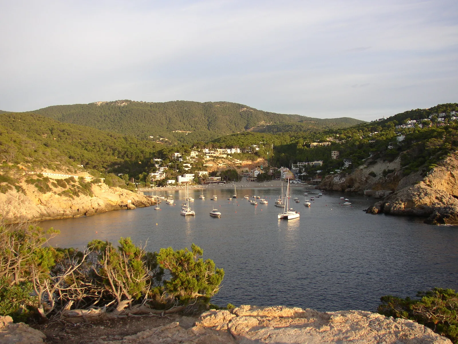 Cala Vedella – oraș