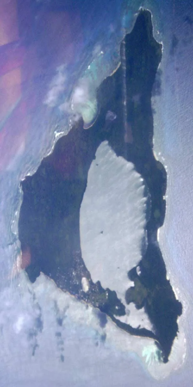 Nomuka Blue Lagoon — Falcon Island (Tonga)