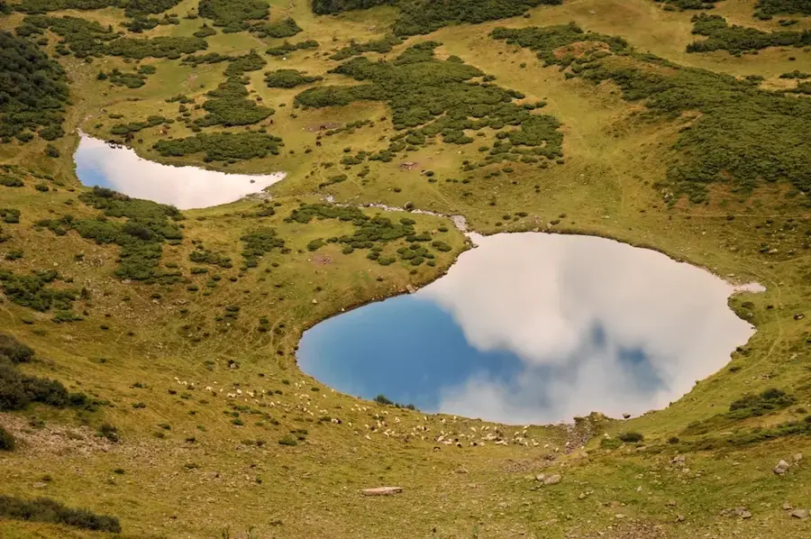 Vorozheska Lake