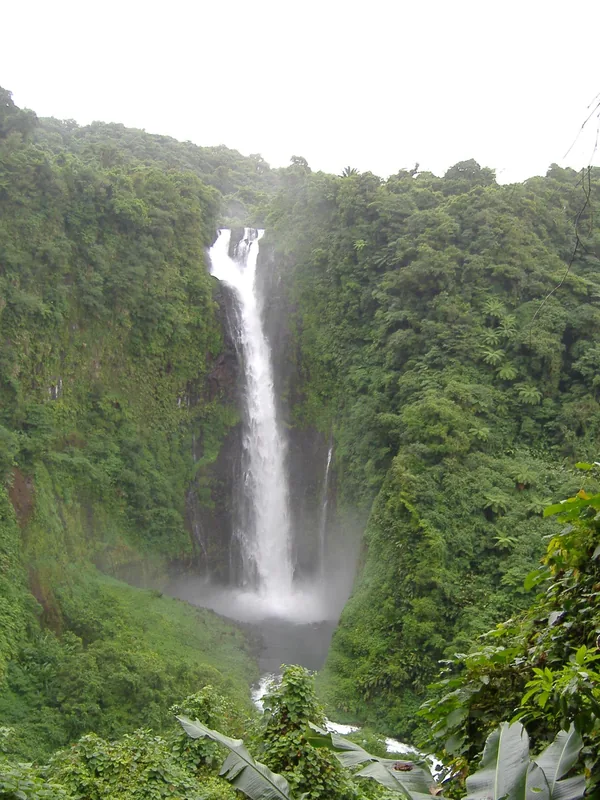 Siri-Wasserfall — Letas-See (Vanuatu)